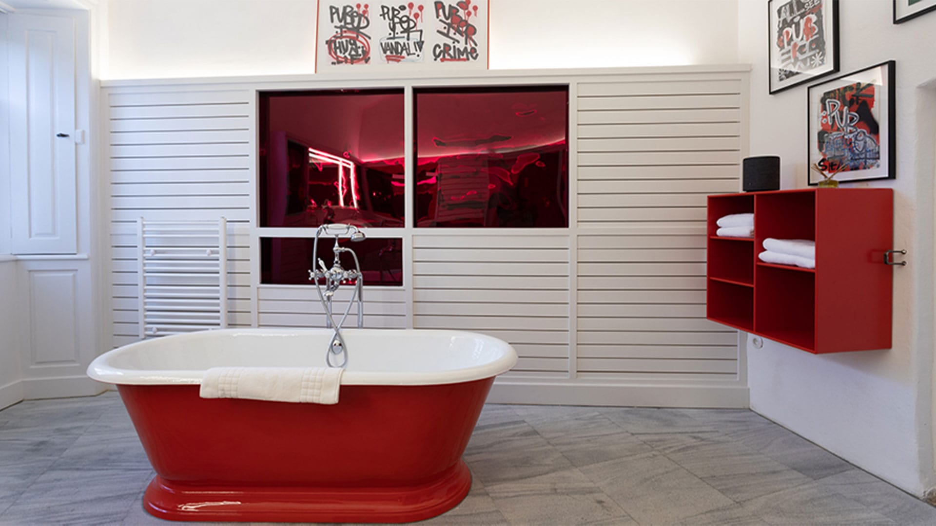 Petit Ivy, red bathroom