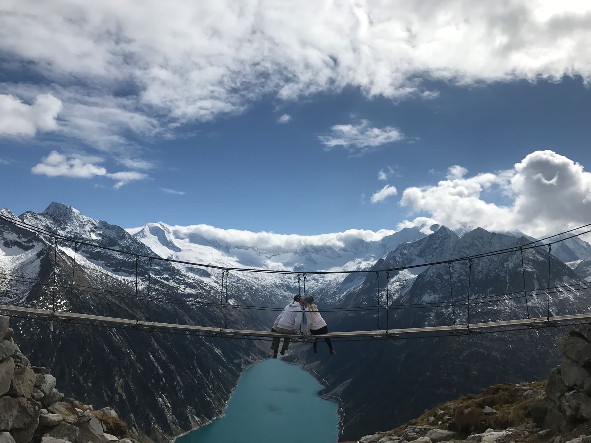 Kaltenbach, Paar auf Hängebrücke