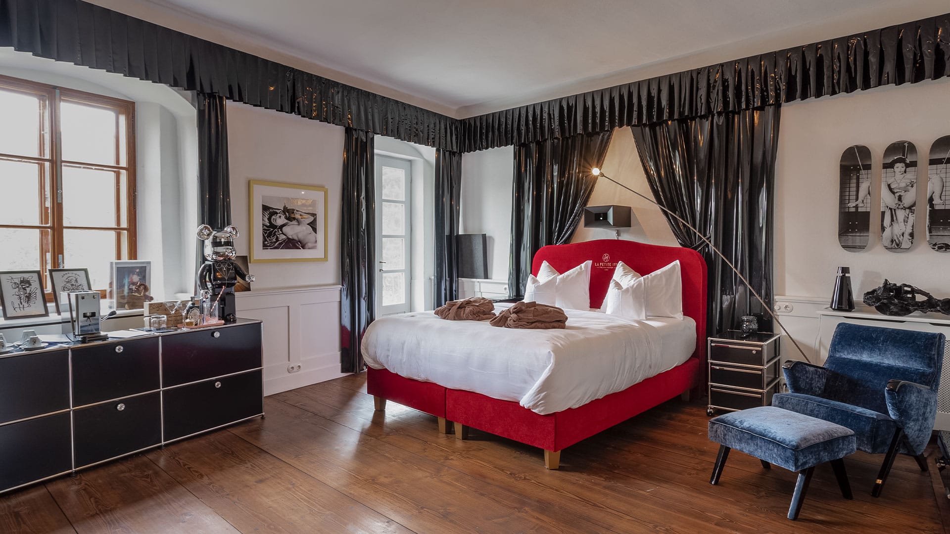 Petit Ivy, red bedroom