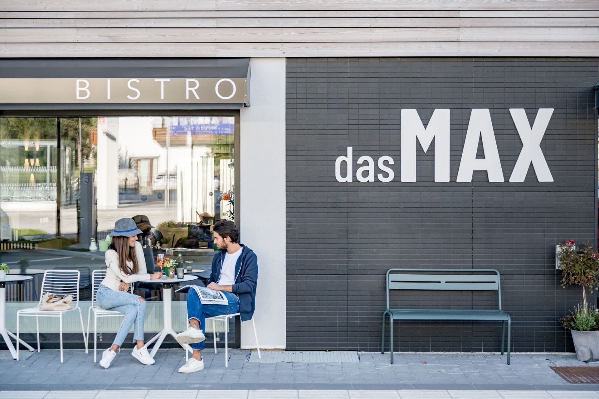 dasMax, Paar vor Bistro