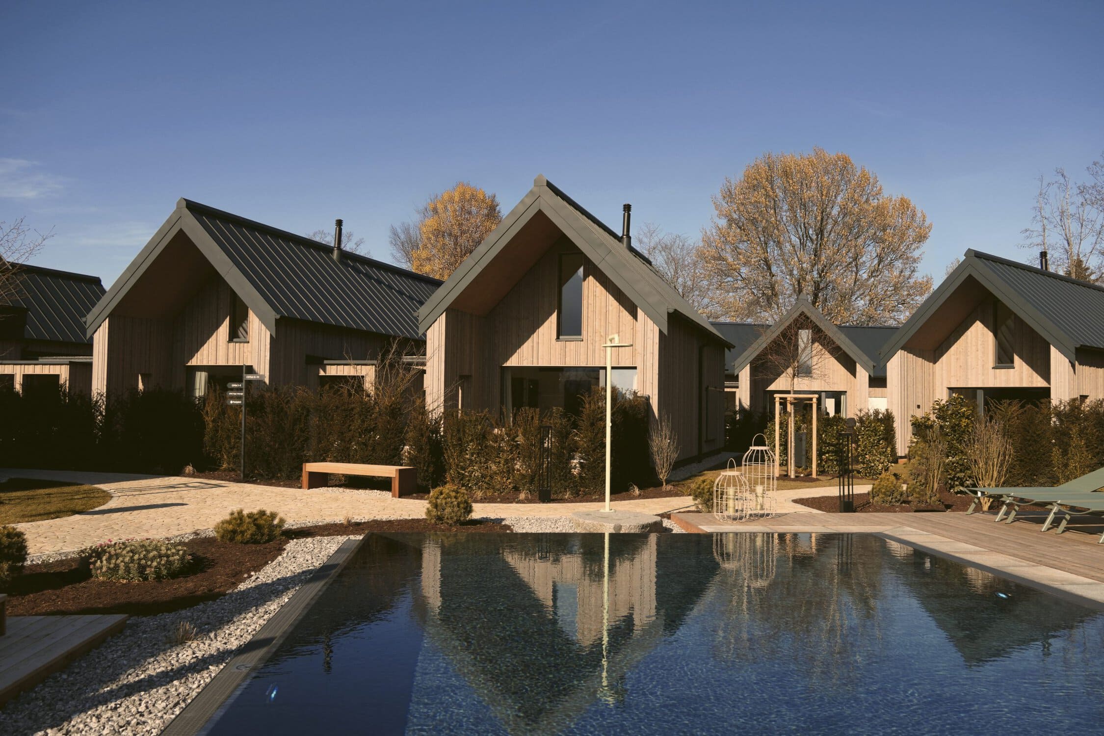 AGRAD CHALETS - Außenansicht mit Pool, Chiemgau, Deutschland