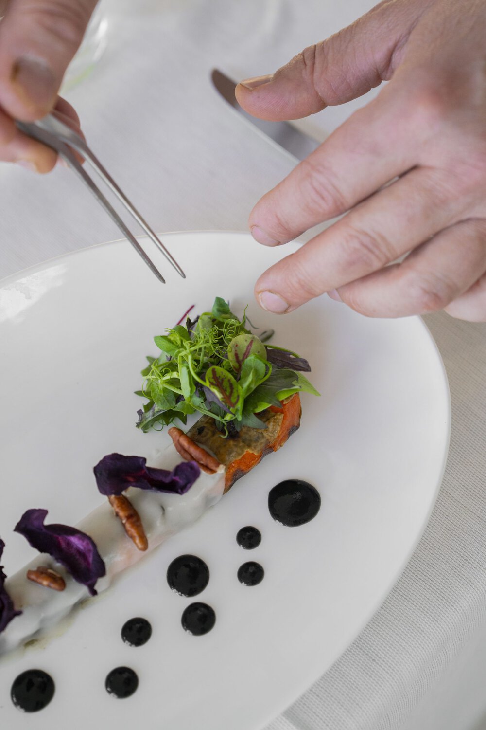 i-SUITE Hotel – Kreativ angerichtetes Gourmetgericht aus frischen saisonalen Zutaten.
