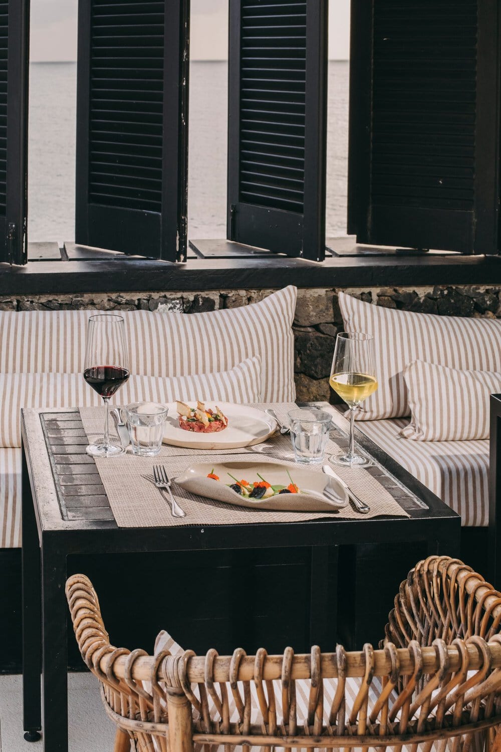 WHITE Exclusive Suites & Villas – Außenbereich mit stilvoll gedecktem Tisch und Blick auf den Atlantik.