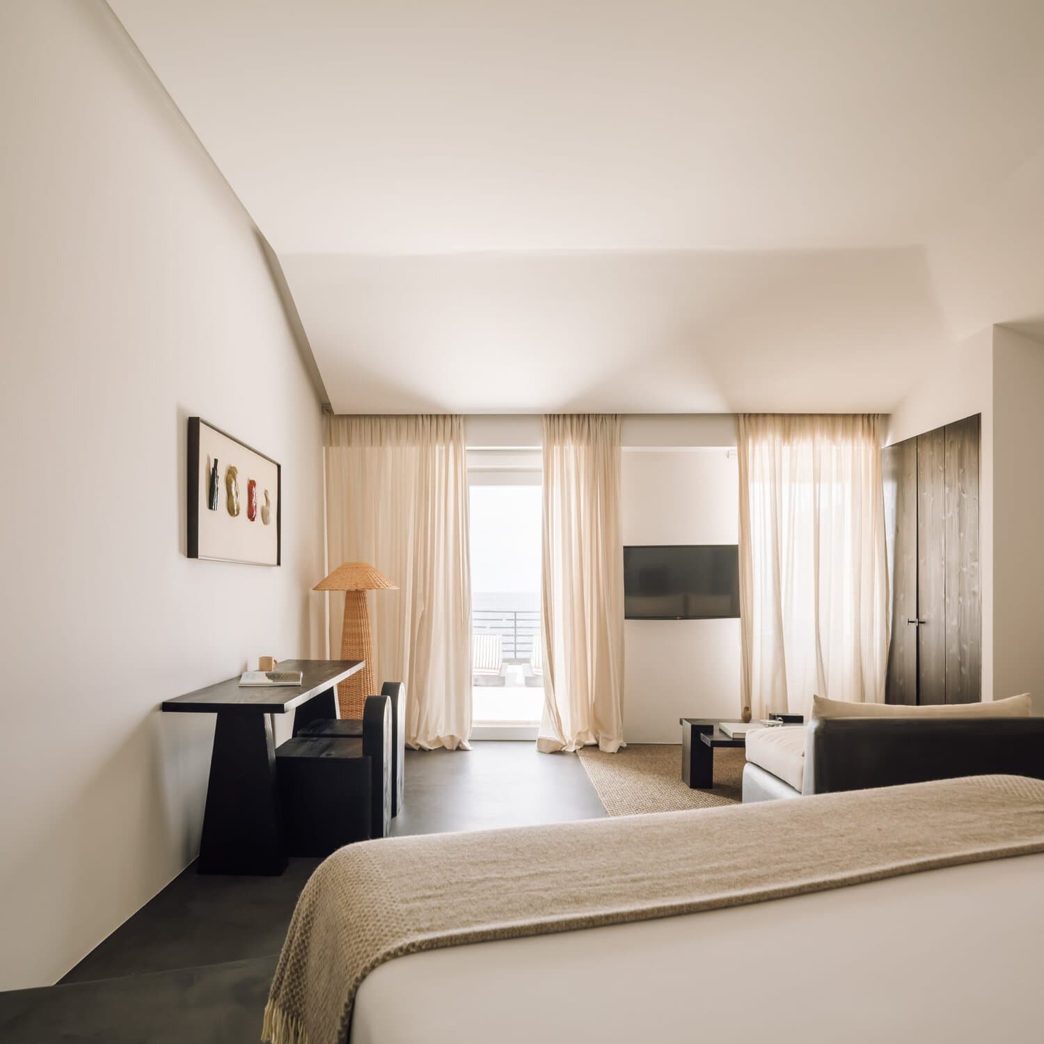 WHITE Exclusive Suites & Villas – Großzügige Suite mit modernem Interieur und viel Tageslicht.