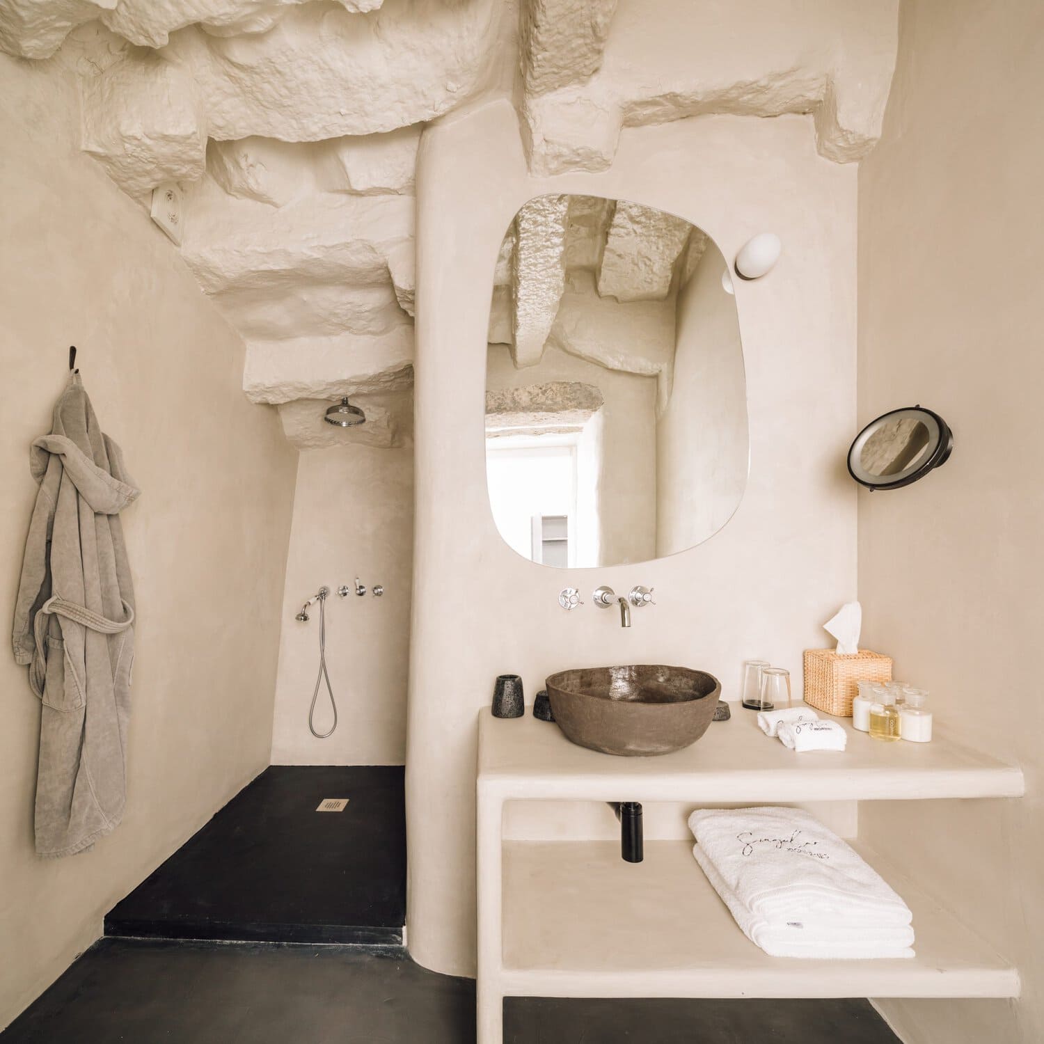WHITE Exclusive Suites & Villas – Elegantes Badezimmer mit natürlichen Materialien und modernem Design.