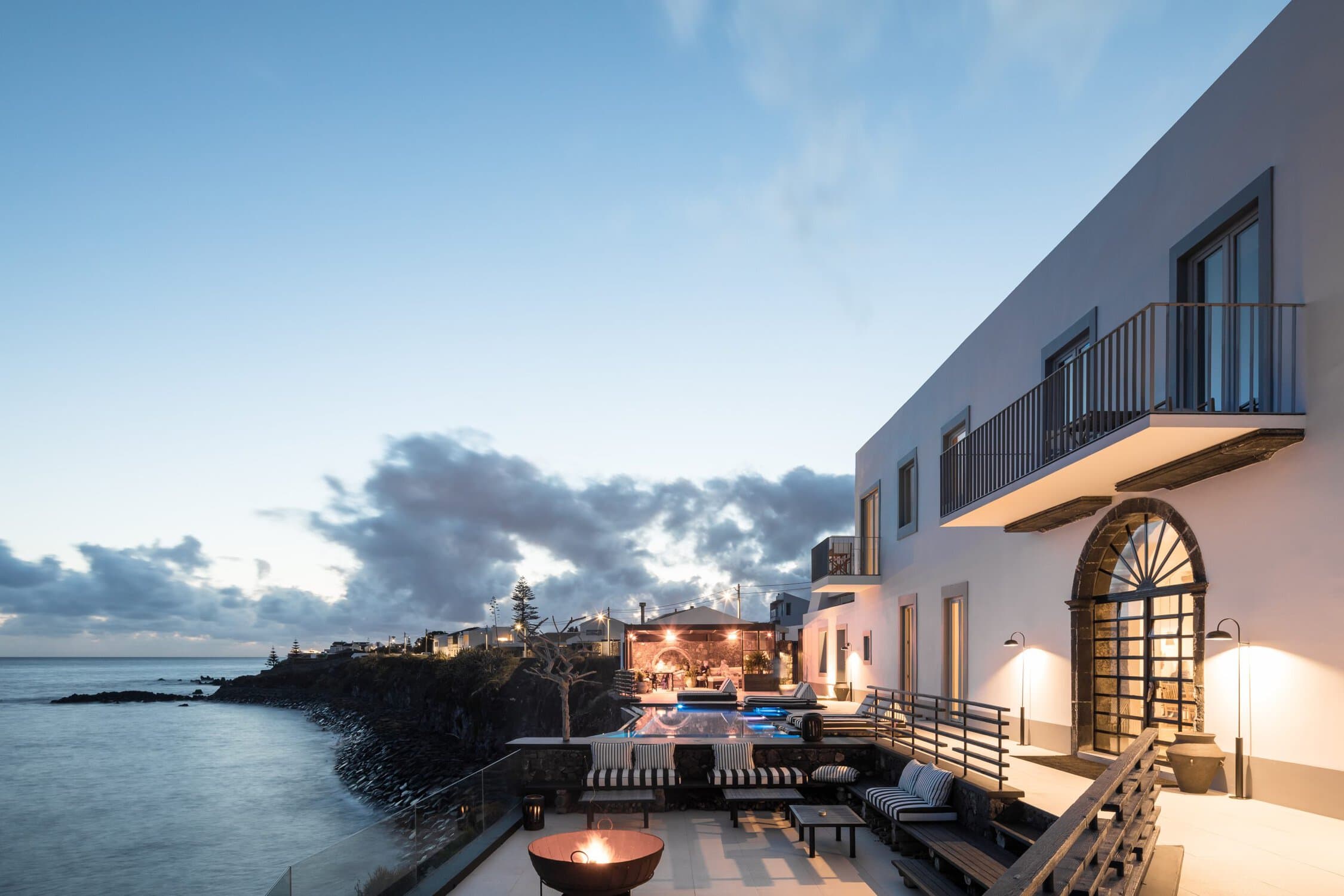 WHITE Exclusive Suites & Villas – Abendstimmung des Hotels mit Blick auf den Atlantik.