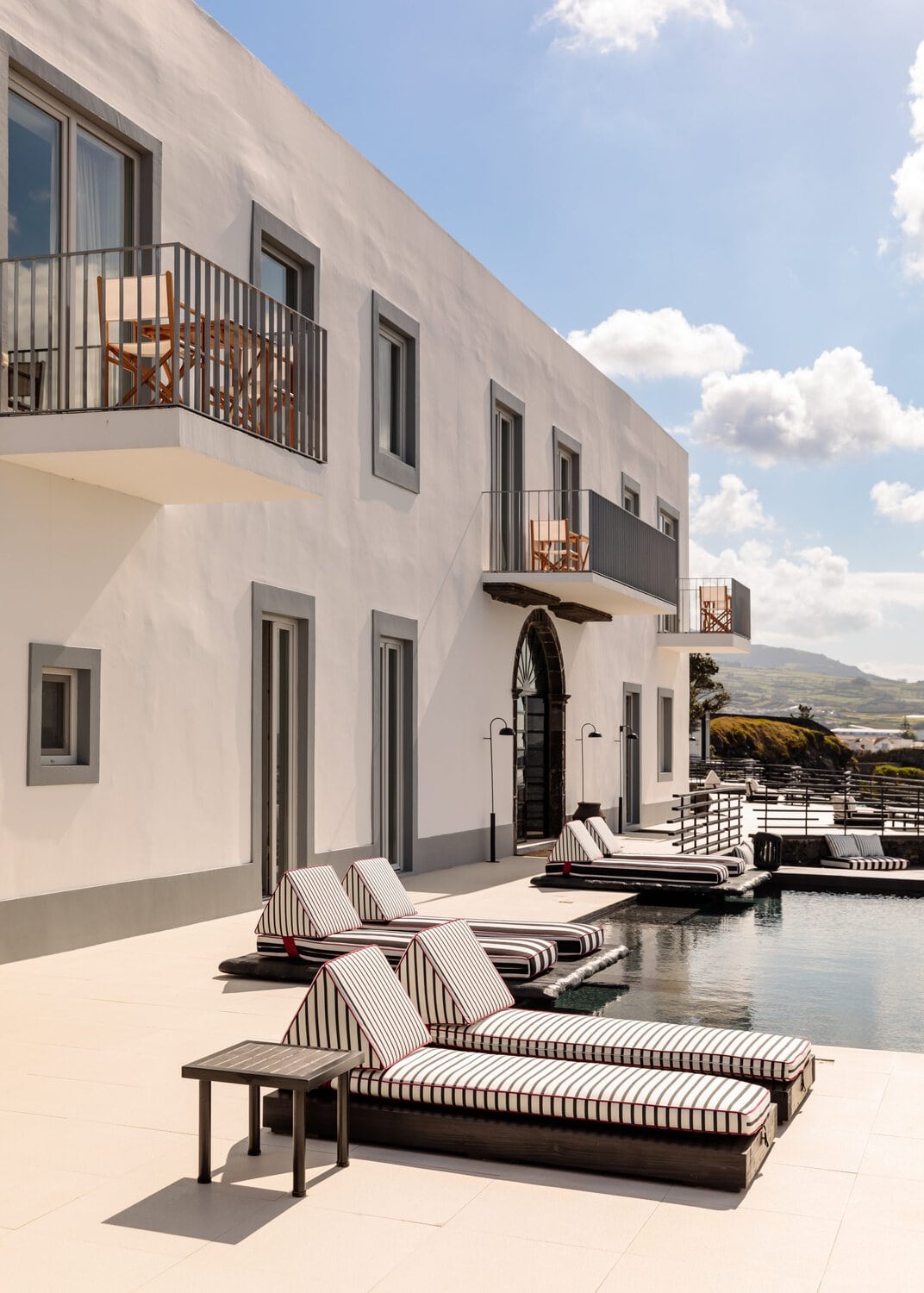 WHITE Exclusive Suites & Villas – Außenpool und moderne Hotelarchitektur mit Blick auf die Atlantikküste.