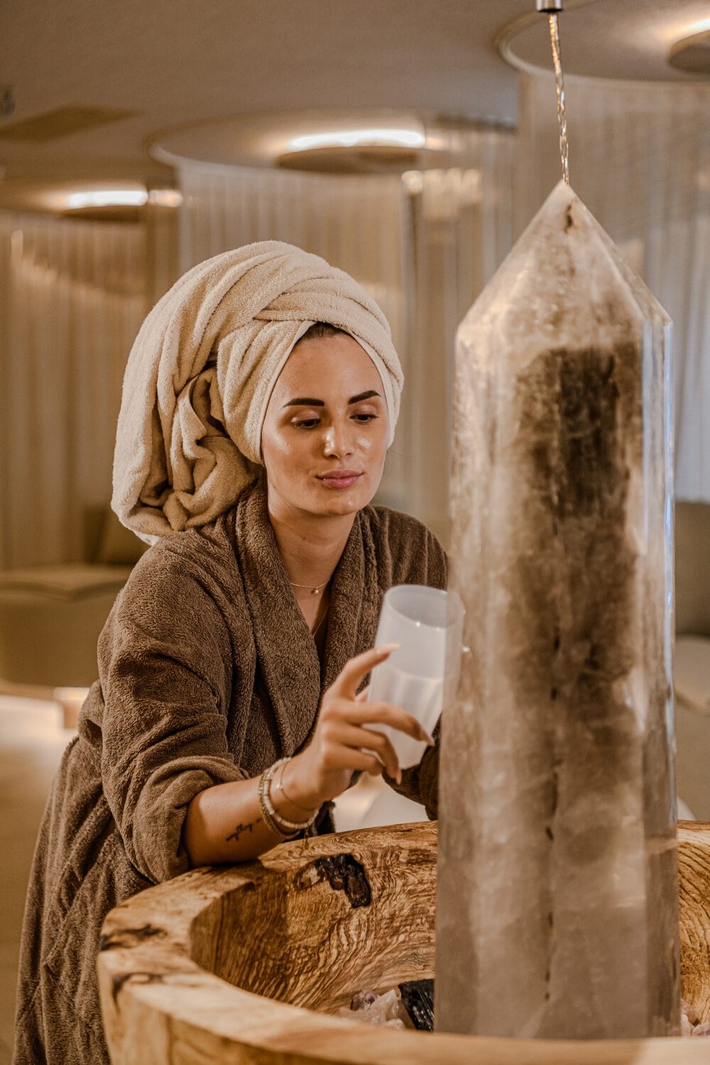 „Alpin Juwel“-Spa-Behandlung mit einem Wellness-Therapeuten.