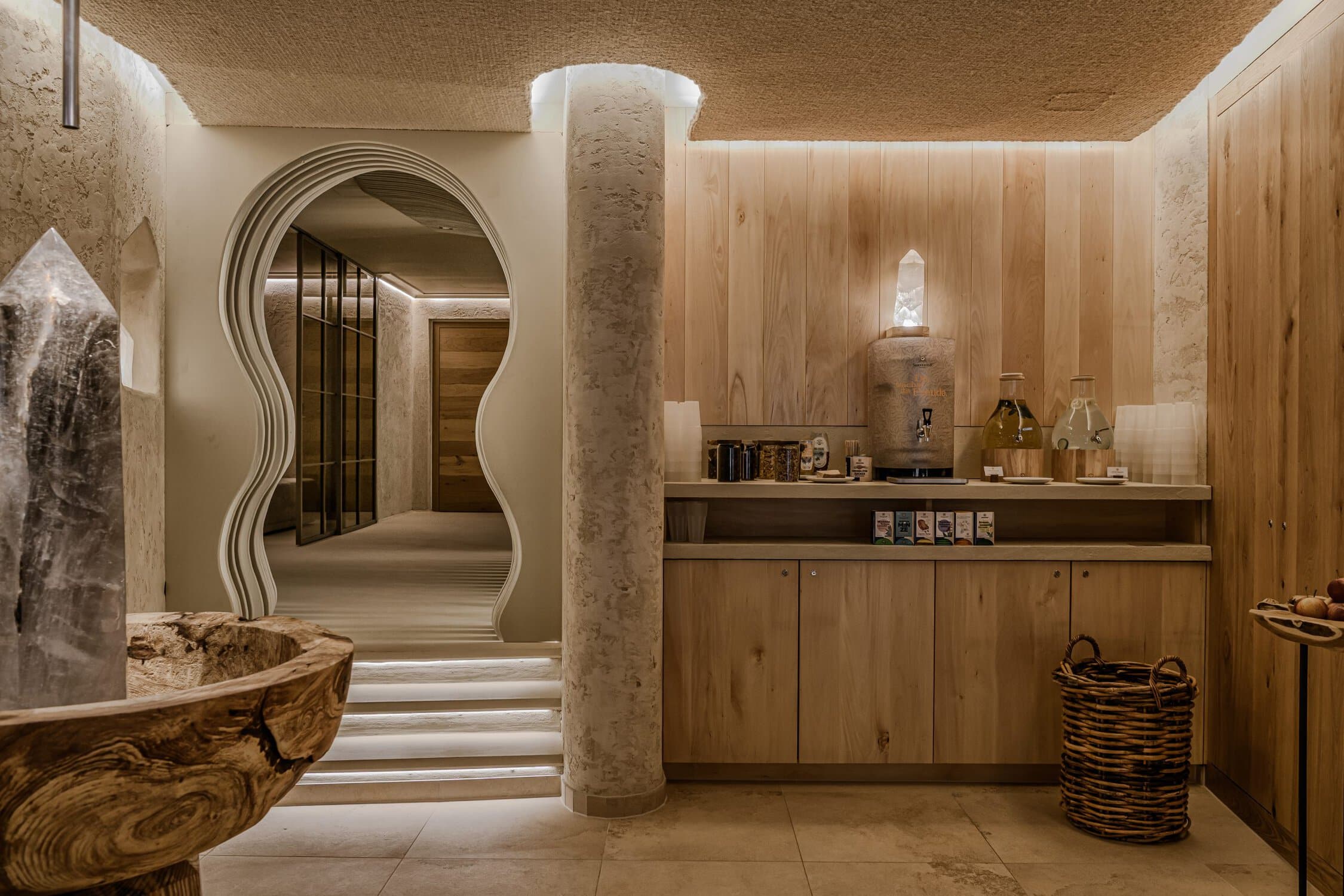Alpin Juwel – Flur mit Naturholz-Optik.