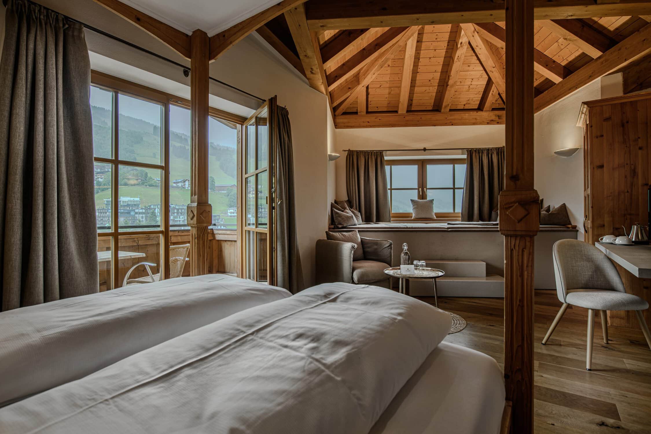 Das Alpin Juwel verfügt über geräumige Gästezimmer mit Naturholz-Einrichtung und herrlichem Bergblick.