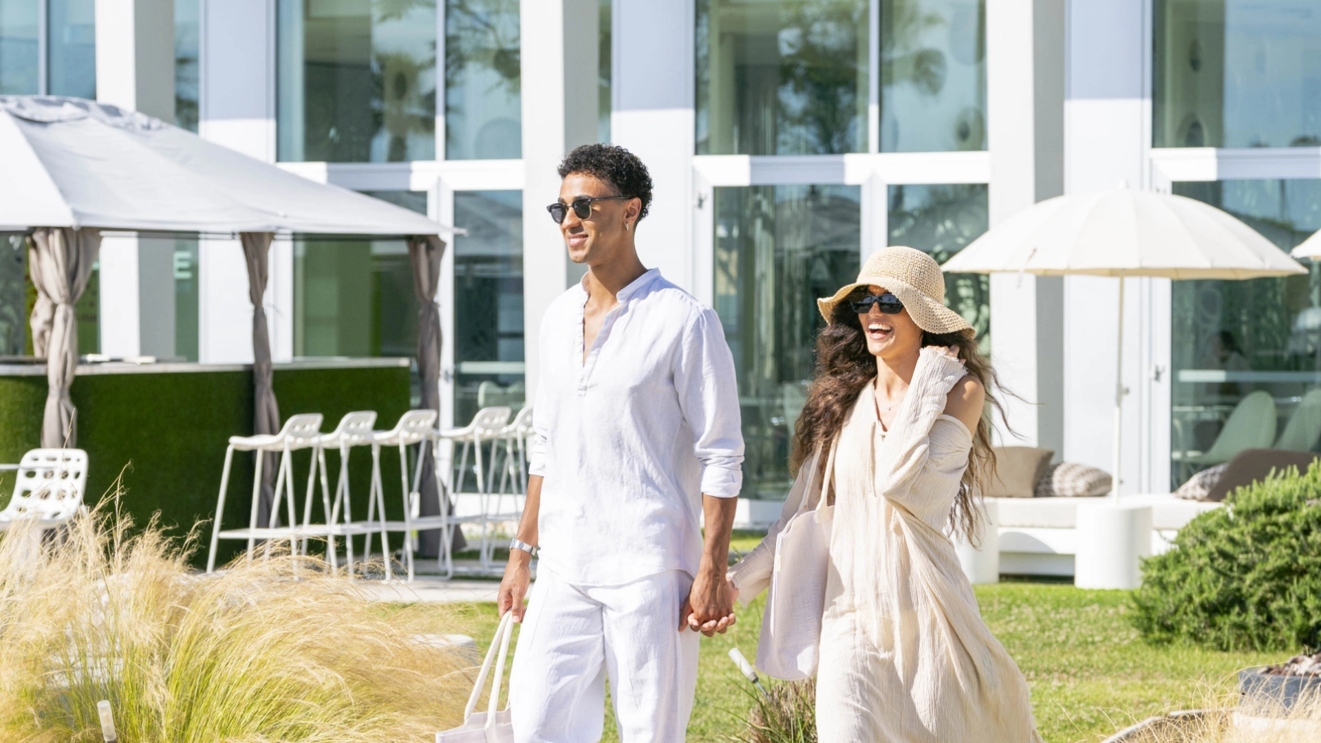 i-SUITE Hotel – Paar genießt einen entspannten Spaziergang durch den Außenbereich des Hotels an der Adriaküste.