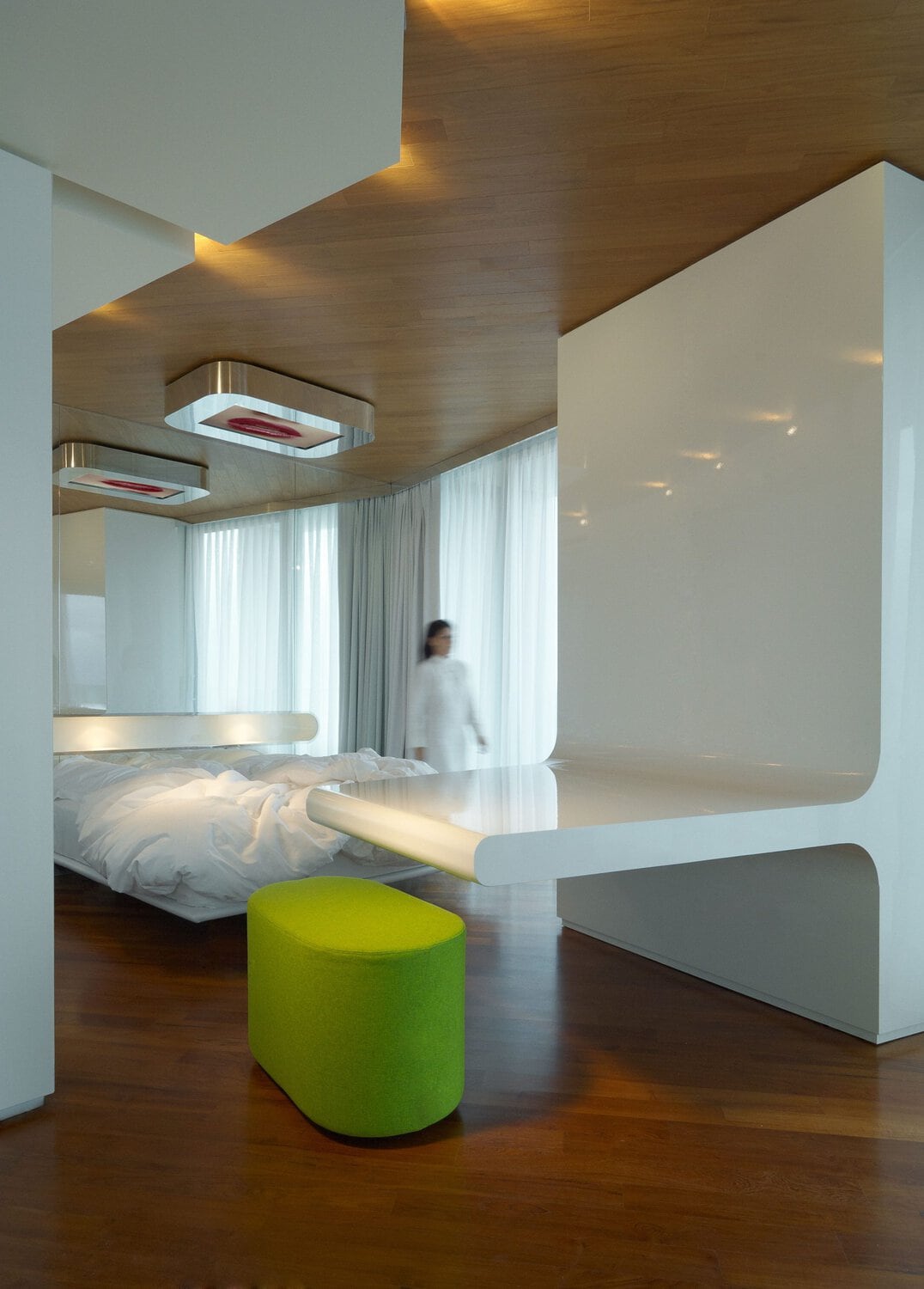 i-SUITE Hotel – Moderne Suite mit elegantem Design und bodentiefen Fenstern.